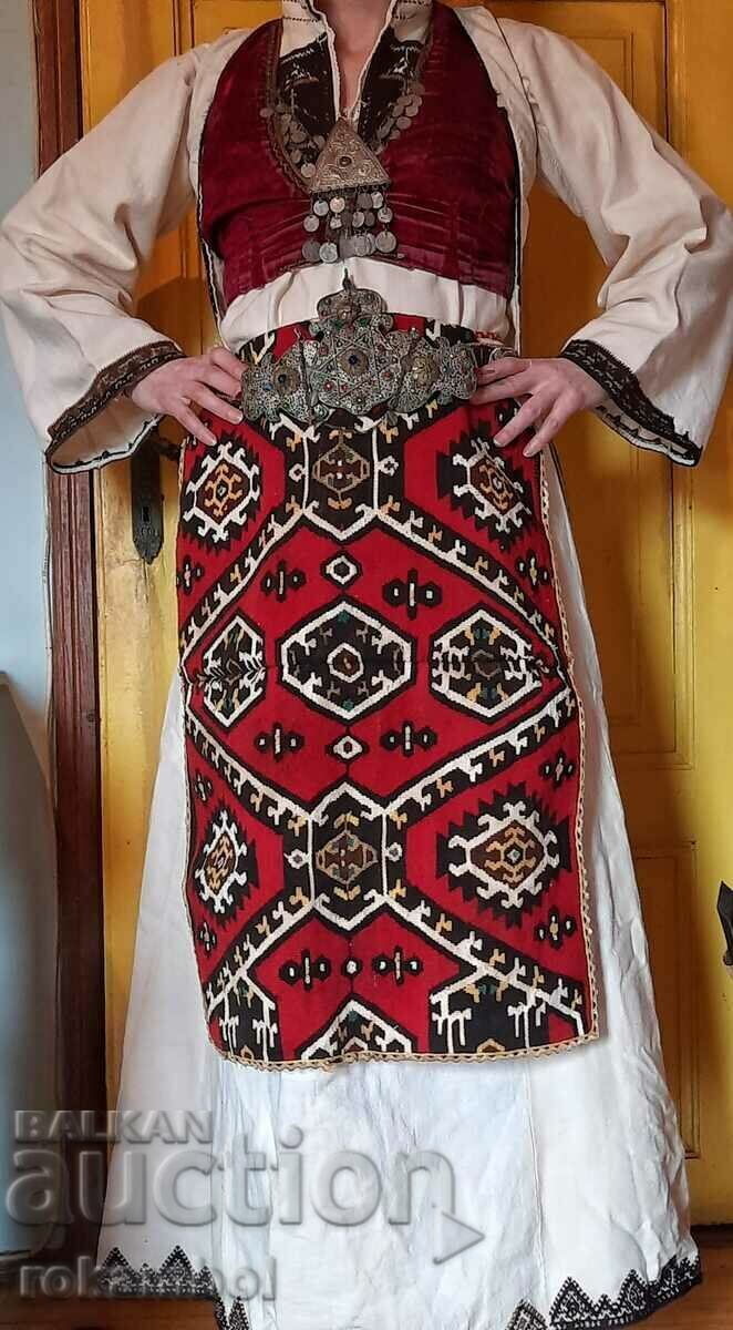 Αυθεντική μακεδονική γυναικεία φορεσιά από το Κουμάνοβο