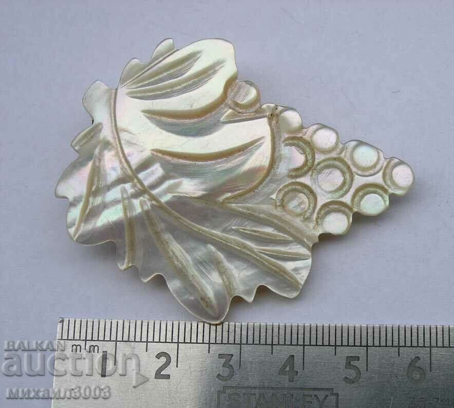Auction  ANTIQUE MOTHER OF PEARL BROOCH