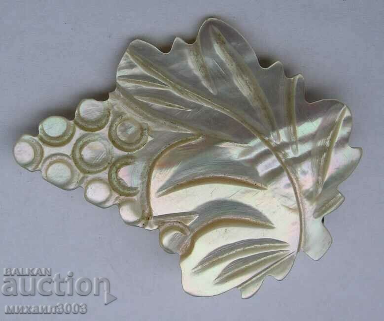ANTIQUE MOTHER OF PEARL BROOCH