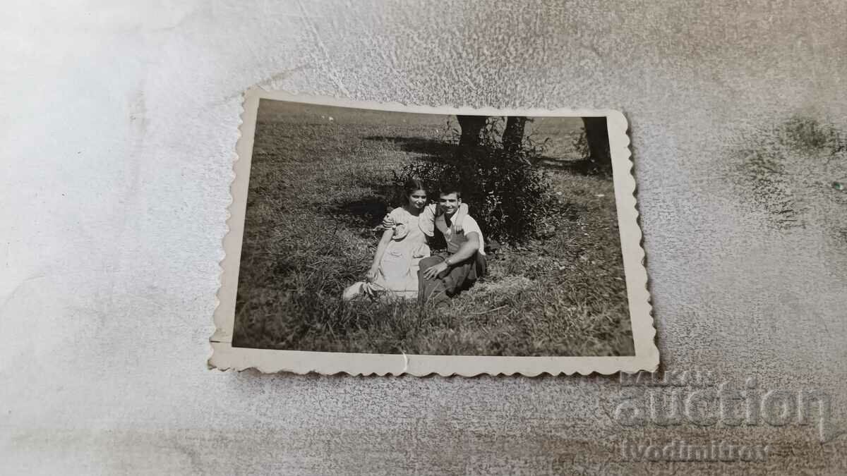 Снимка Мъж и младо момиче на тревата