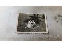 Φωτογραφία Άνδρας και νεαρό κορίτσι στο γρασίδι