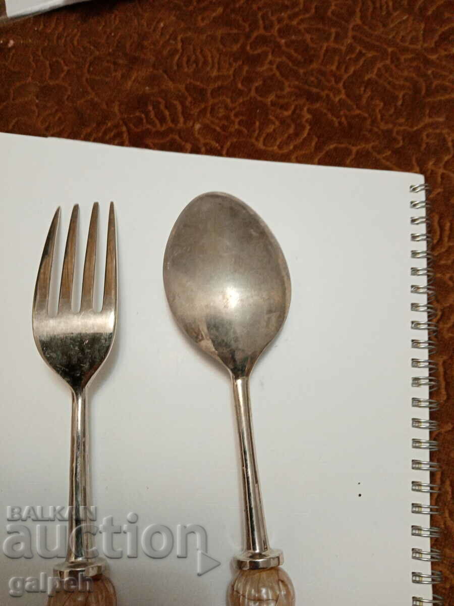 LOT OF SERVING UTENSILS - 6 LOT OF SERVING UTENSILS - 6