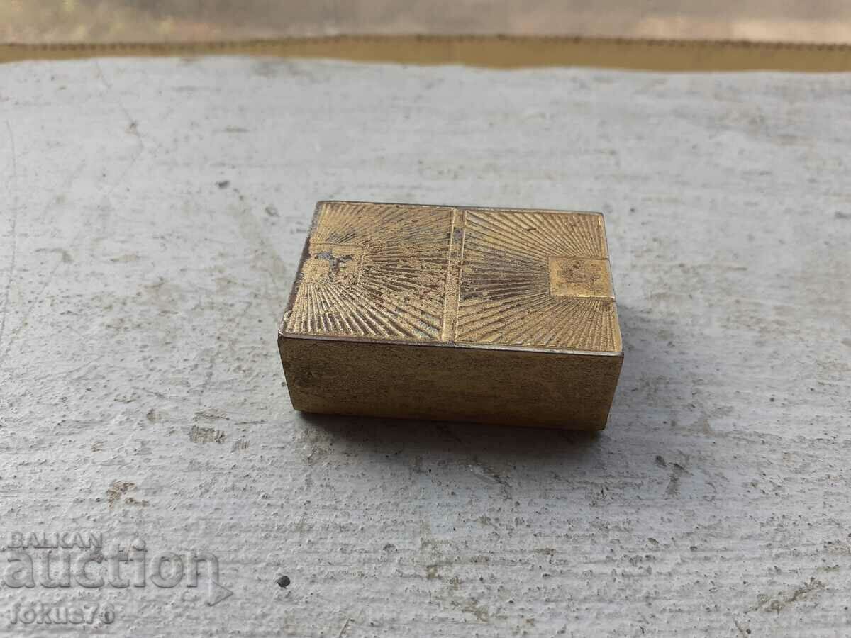 American Art Deco bronze pillbox with price 70.00 BGN | € 35.79 American Art Deco bronze pillbox with price 70.00 BGN | € 35.79