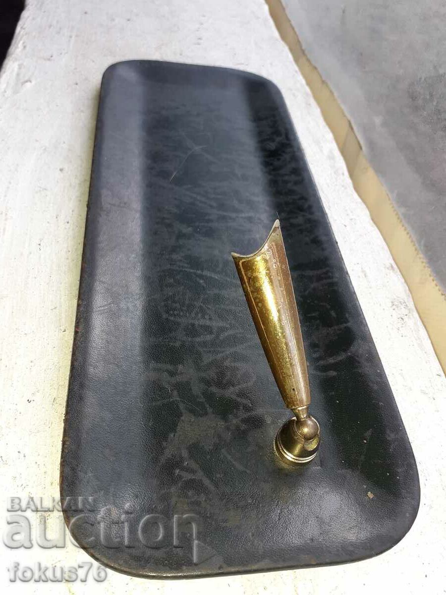 Παράδοση Παλιά δερμάτινη θήκη για στυλό μελανοδοχείου - για το γραφείο Παράδοση Παλιά δερμάτινη θήκη για στυλό μελανοδοχείου - για το γραφείο