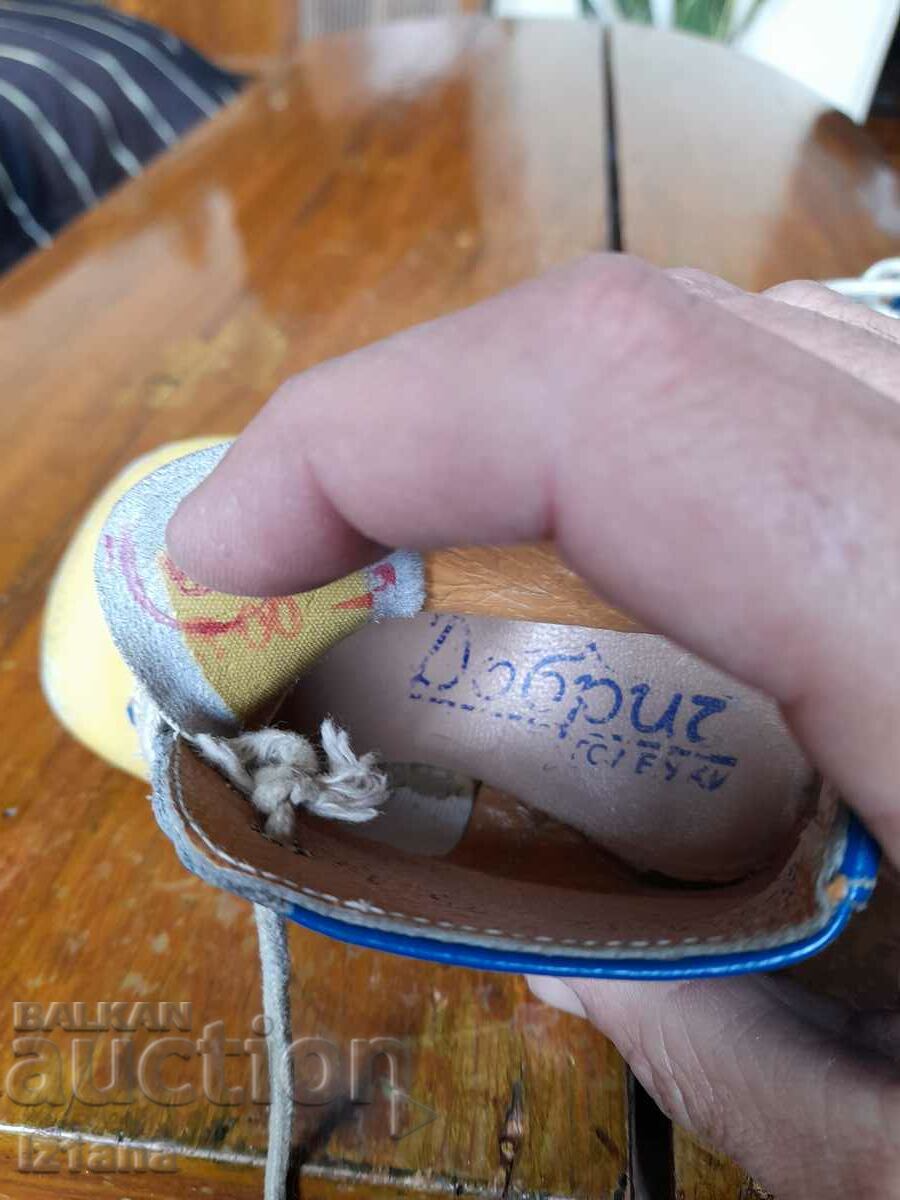 Delivery of Old children's shoes Delivery of Old children's shoes