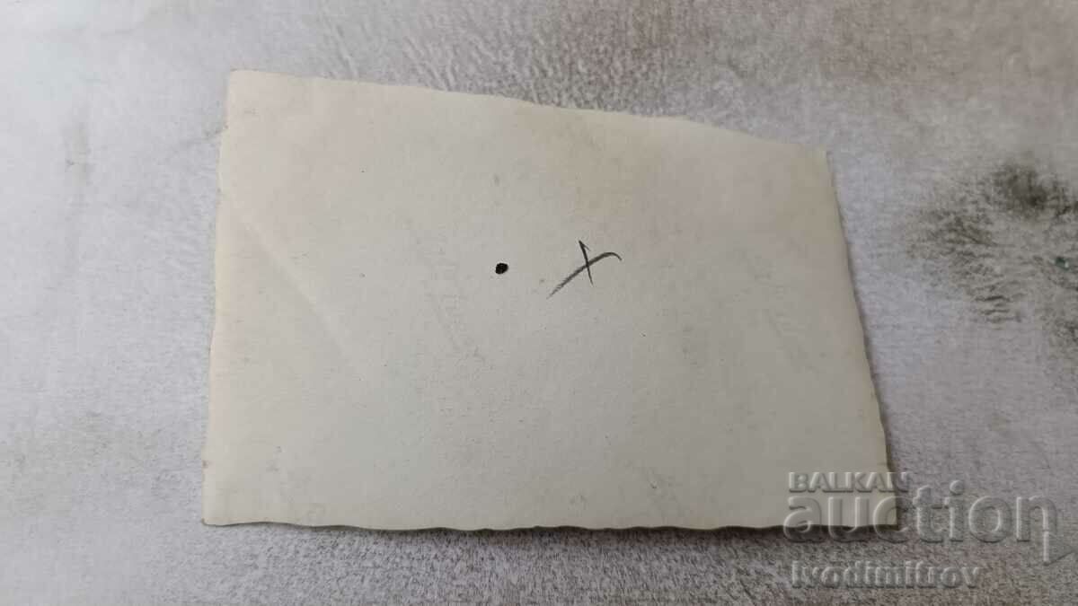 Φωτογραφία Ένας άνδρας και ένα νεαρό κορίτσι μπροστά από μια εκκλησία με τιμή 1.45 BGN | € 0.74 Φωτογραφία Ένας άνδρας και ένα νεαρό κορίτσι μπροστά από μια εκκλησία με τιμή 1.45 BGN | € 0.74