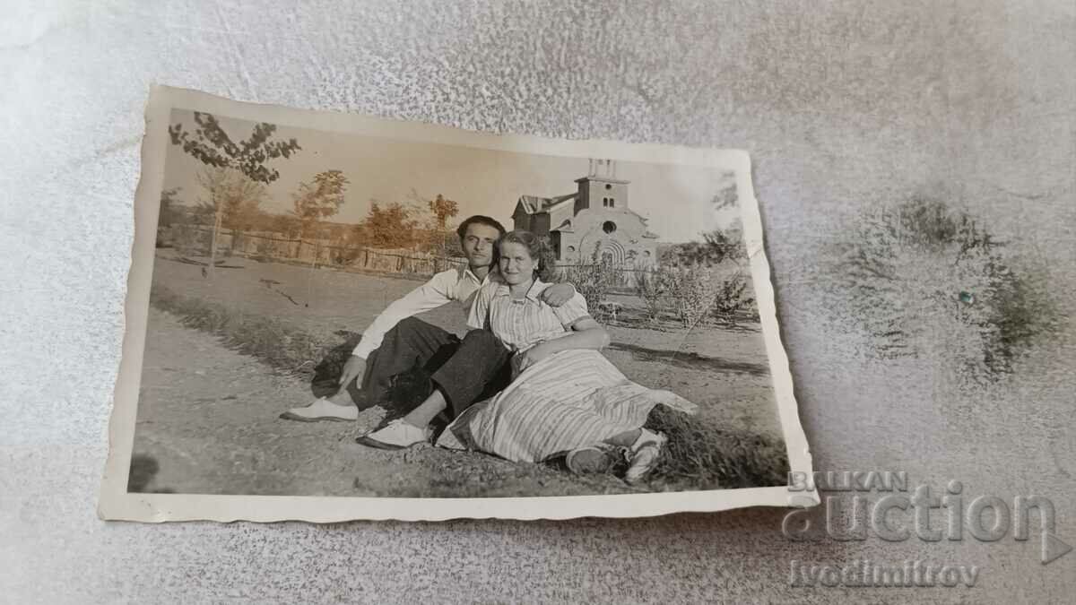 Снимка Мъж и младо момиче пред църква