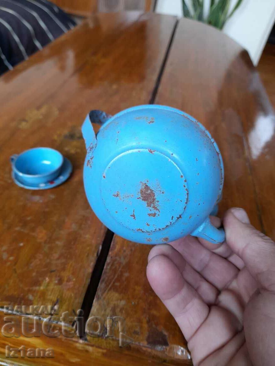 Delivery of An old children's teapot Delivery of An old children's teapot