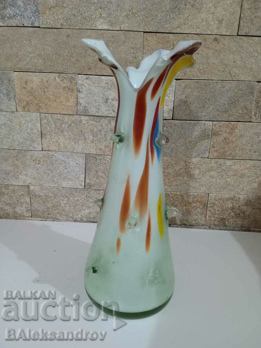 Красива цветна стъклена ваза