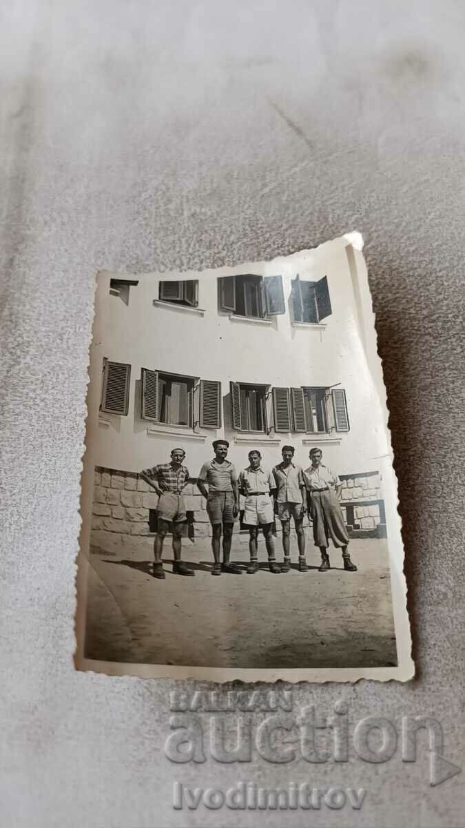 Φωτογραφία Πέντε άνδρες μπροστά από μια ορεινή καλύβα