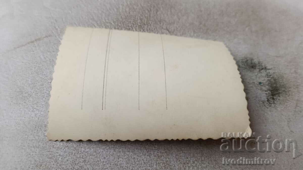 Φωτογραφία Νεαρό κορίτσι με λαϊκή φορεσιά στην αγορά με τιμή 2.35 BGN | € 1.20 Φωτογραφία Νεαρό κορίτσι με λαϊκή φορεσιά στην αγορά με τιμή 2.35 BGN | € 1.20