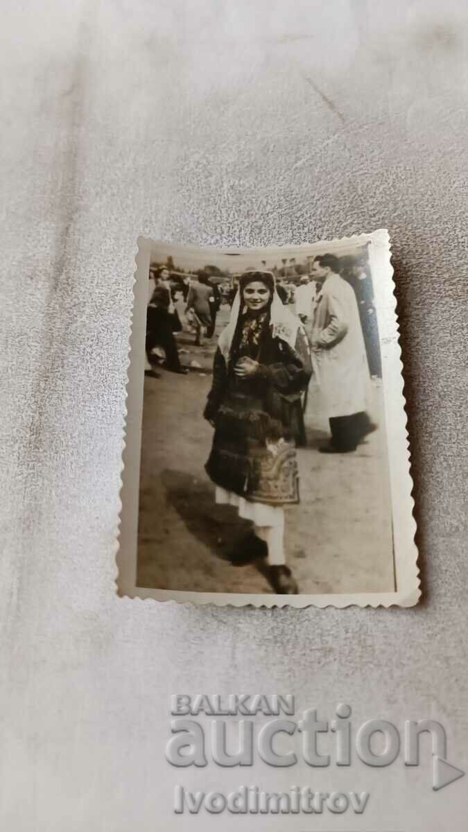 Снимка Младо момиче в народна носия на пазара