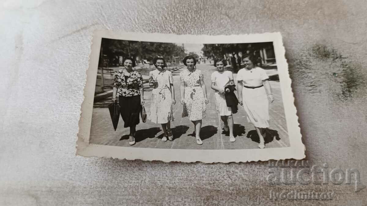 Снимка Пет жени на разходка