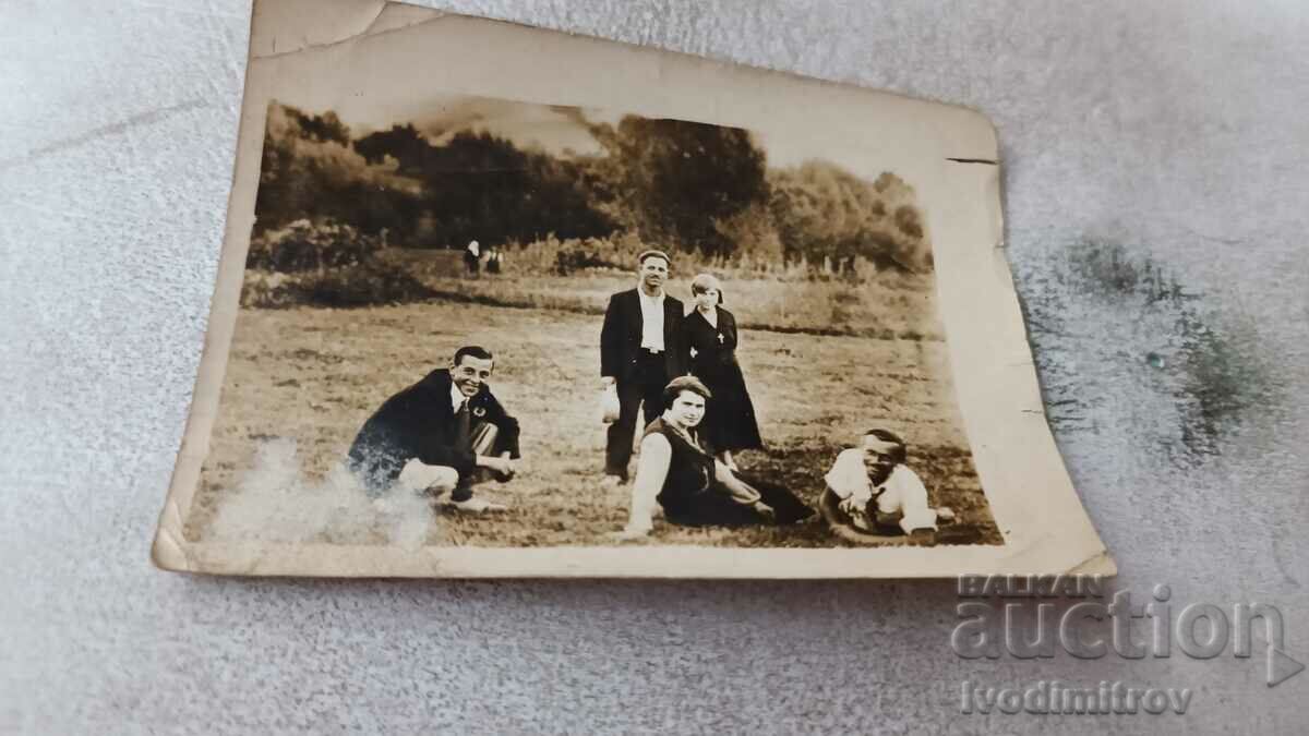 Φωτογραφία Τρεις νεαροί άνδρες και δύο κορίτσια στις φούστες της Σρέντνα Γκόρα