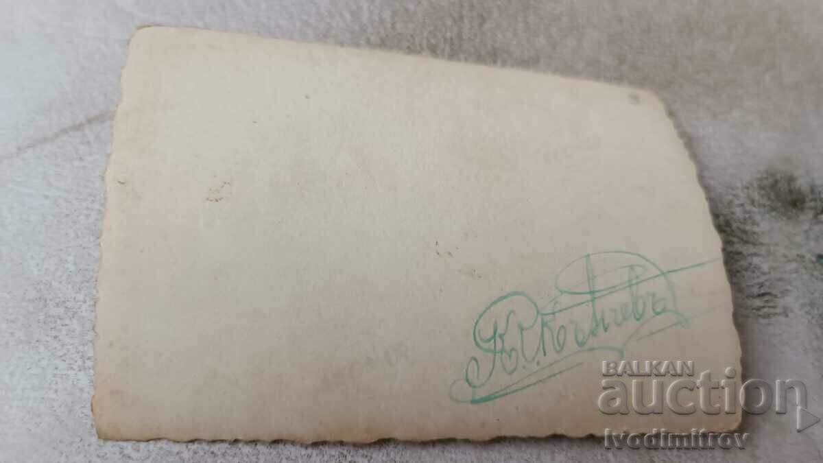 Φωτογραφία Ένας μαθητής και τρία νεαρά κορίτσια σε μια ξύλινη γέφυρα με τιμή 0.85 BGN | € 0.43 Φωτογραφία Ένας μαθητής και τρία νεαρά κορίτσια σε μια ξύλινη γέφυρα με τιμή 0.85 BGN | € 0.43