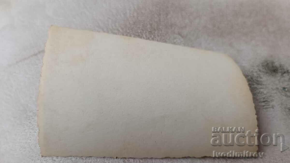 Photo A man loads hay on a cart with price 1.65 BGN | € 0.84