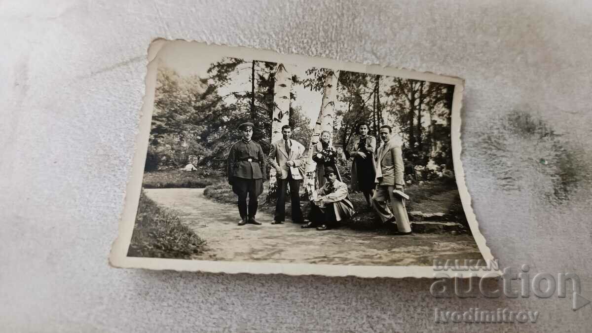 Снимка Войник мъже и жени на алея в парка