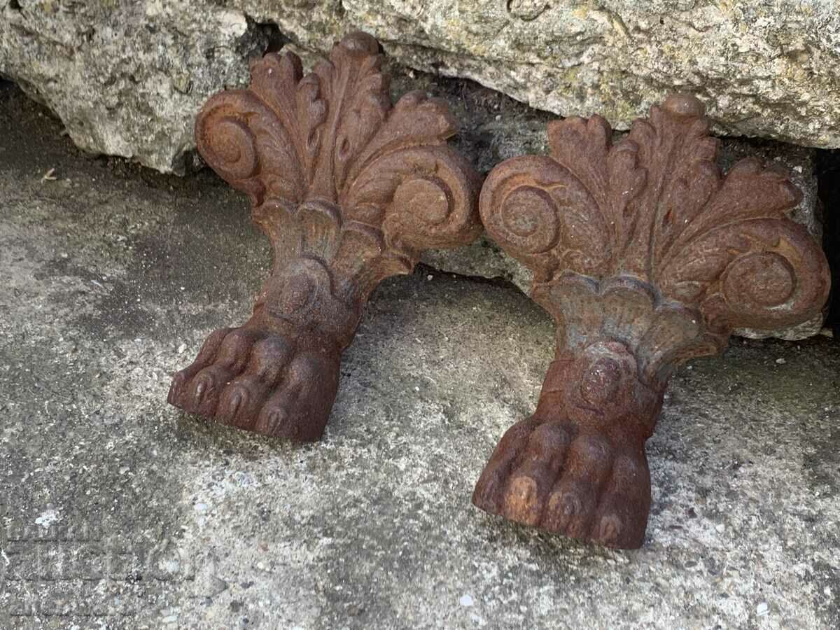 Licitație Picioare de leu din fonta pentru instalarea semineului