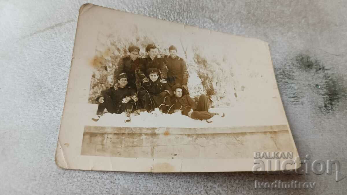 Photo Officers and soldiers in the snow in winter