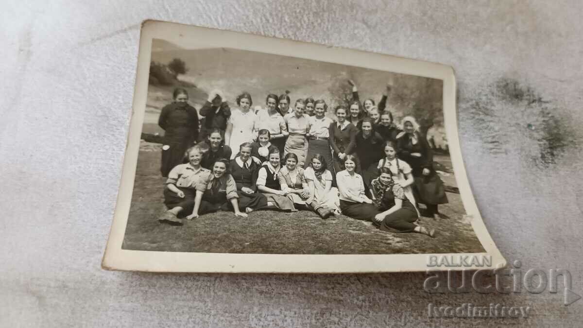 Снимка Млади момичета на поляната