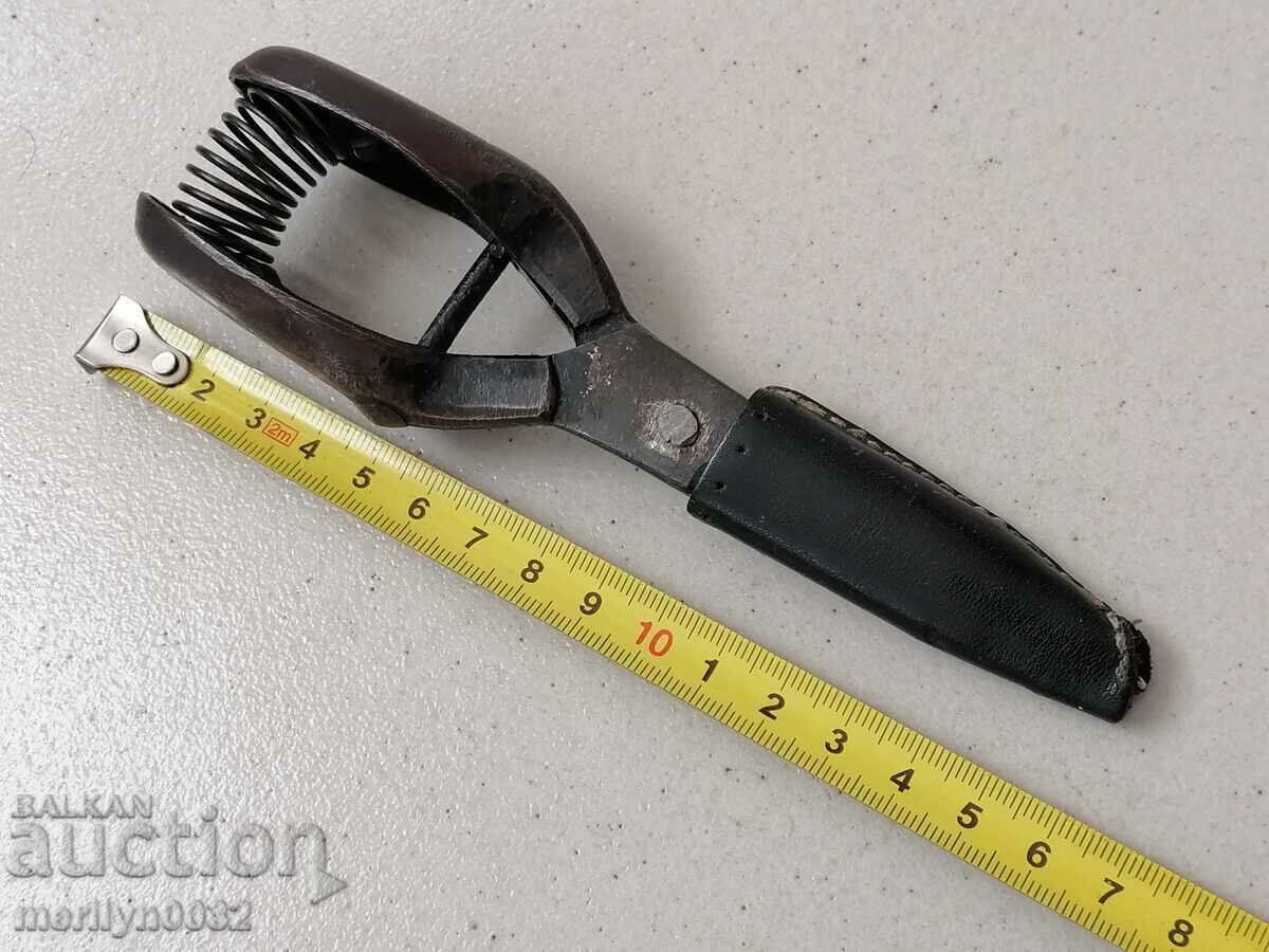 Παλιό δερμάτινο ψαλίδι από σφυρήλατο σίδερο με τιμή 58.00 BGN | € 29.65 Παλιό δερμάτινο ψαλίδι από σφυρήλατο σίδερο με τιμή 58.00 BGN | € 29.65