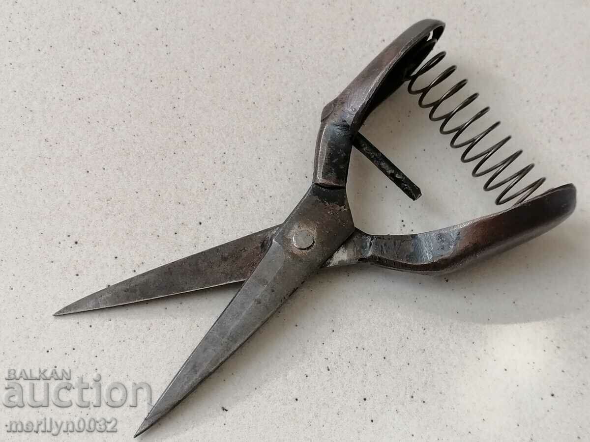 Δημοπρασία Παλιό δερμάτινο ψαλίδι από σφυρήλατο σίδερο Δημοπρασία Παλιό δερμάτινο ψαλίδι από σφυρήλατο σίδερο