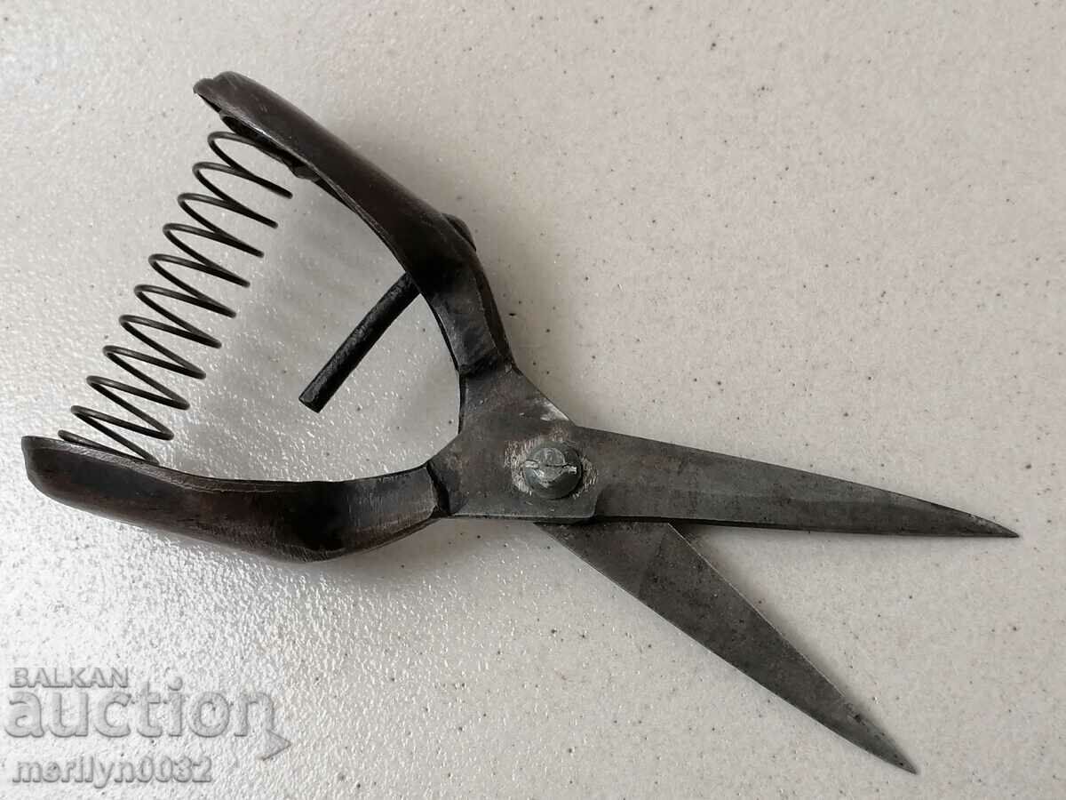Παράδοση Παλιό δερμάτινο ψαλίδι από σφυρήλατο σίδερο Παράδοση Παλιό δερμάτινο ψαλίδι από σφυρήλατο σίδερο