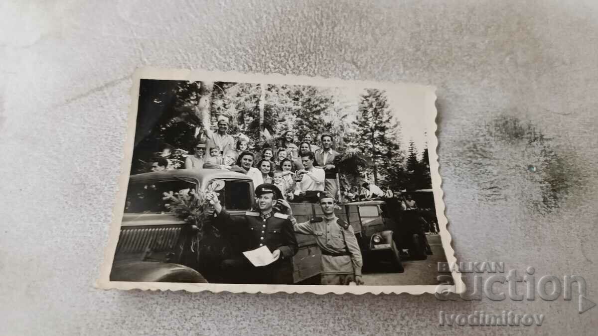 Φωτογραφία Μπόροβετς Αξιωματικός στρατιώτης νεαροί άνδρες και γυναίκες με δύο φορτηγά