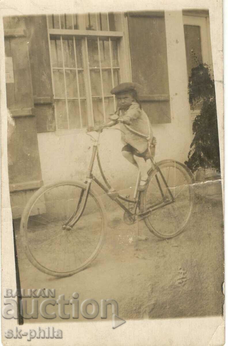 Fotografie veche - Băiat pe bicicletă