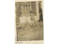 Fotografie veche - Băiat pe bicicletă
