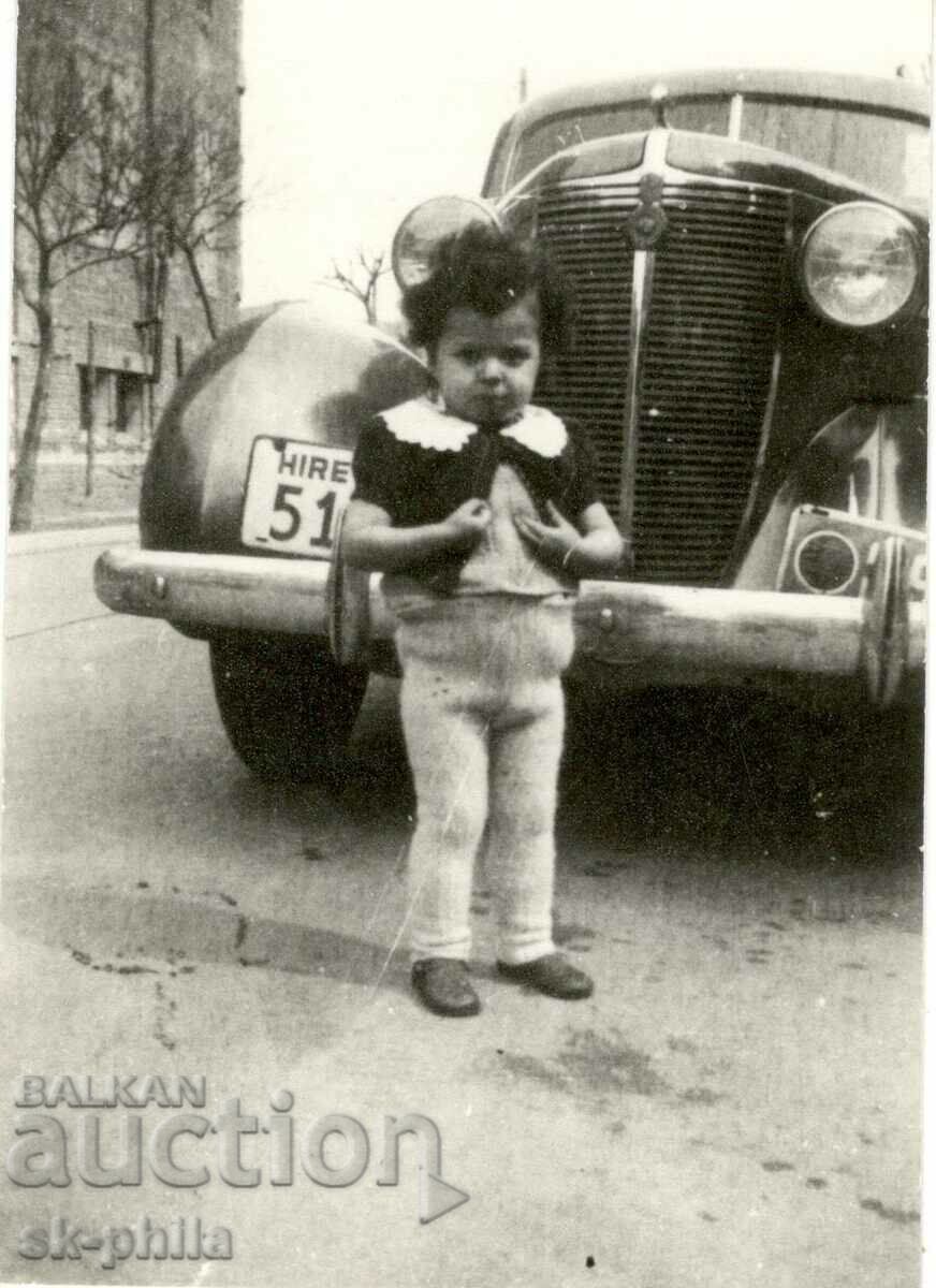 Fotografie veche - În fața mașinii tatălui