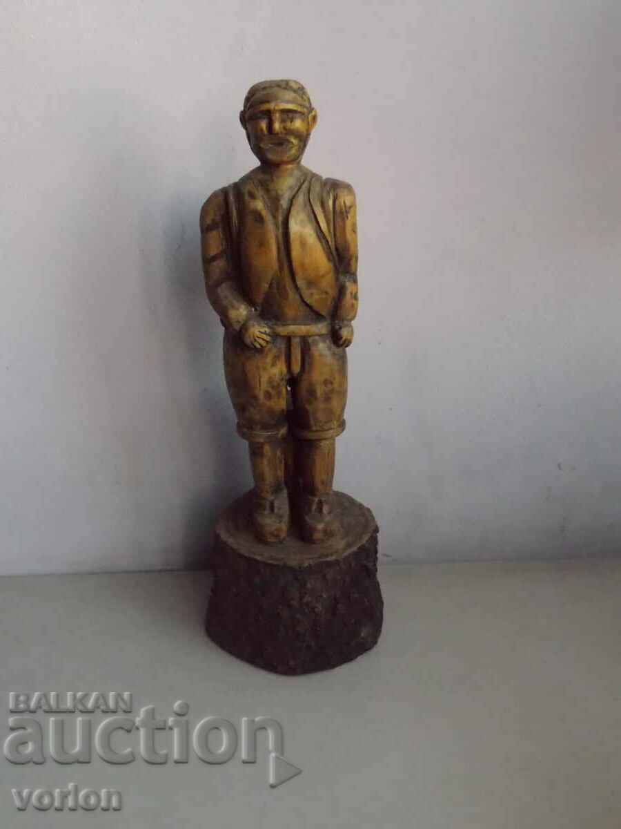 Стара ръчно изработена дървена статуя – турист – Германия.