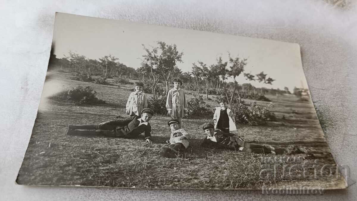 Foto Trei băieți și trei fete pe pajiște