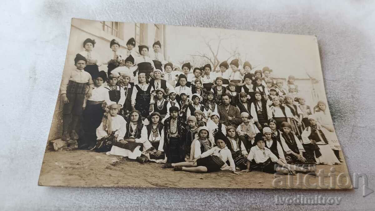 Снимка Момичета и момчета в юнашки униформи 1931