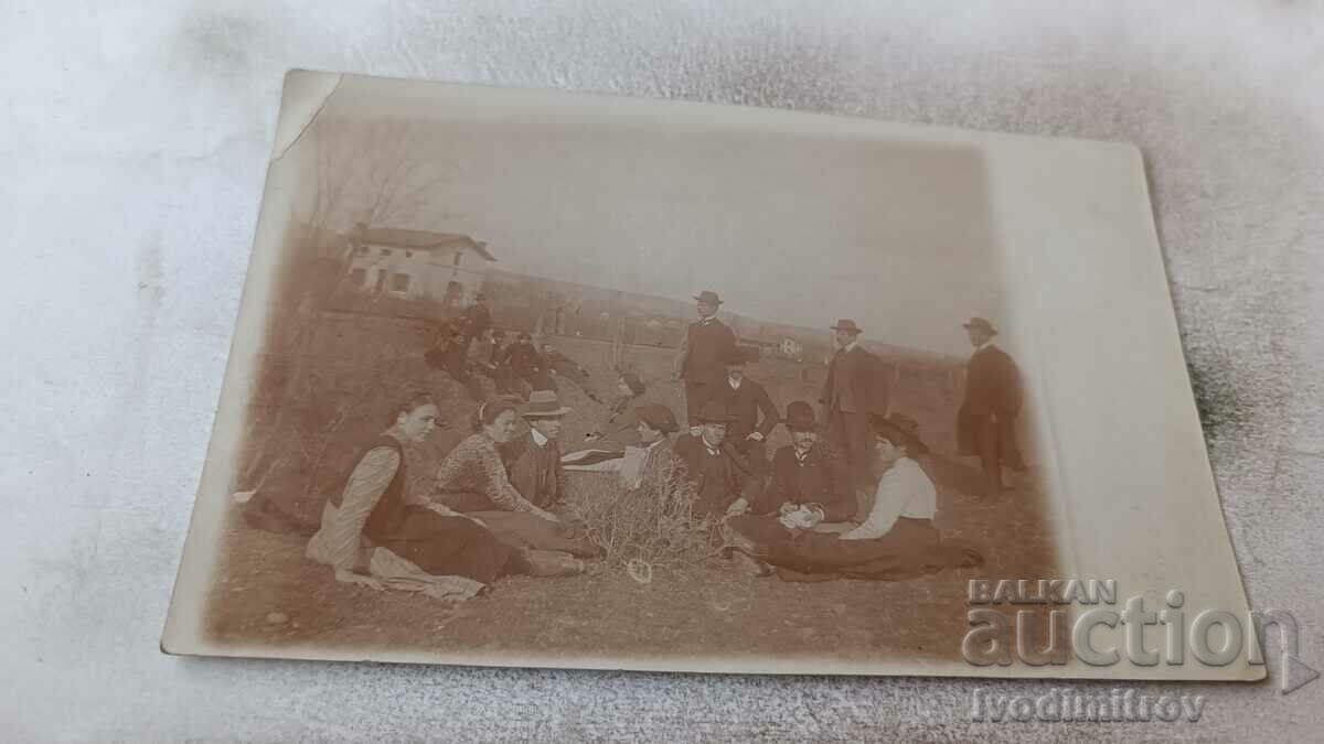 Photo Men and women on a picnic near the village