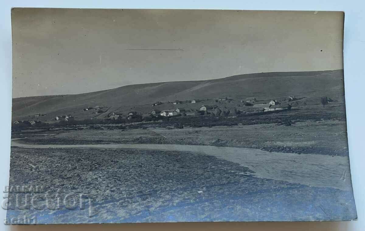 Φωτογραφία τοπίου κοντά σε χωριό