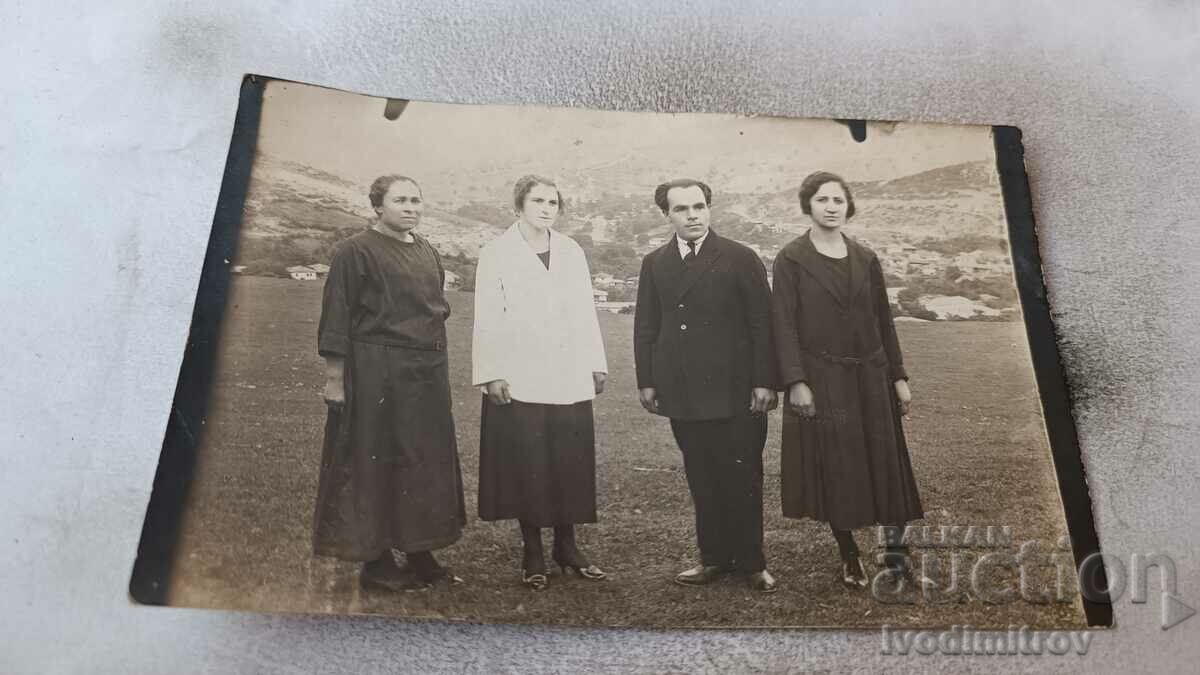 Foto Bărbat și trei femei