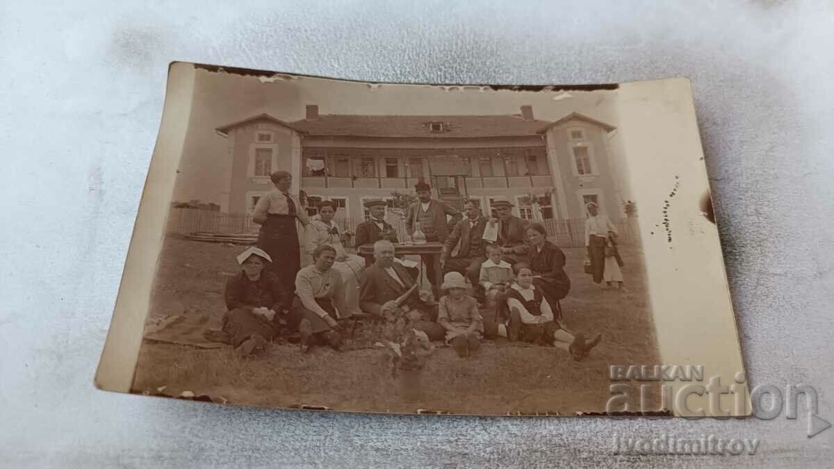 Φωτογραφία Άνδρες, γυναίκες και παιδιά στο γρασίδι μπροστά από τη Villa Todorov