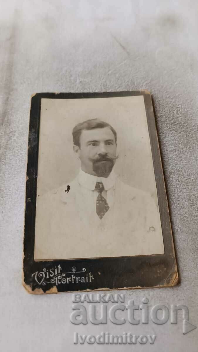 Φωτογραφία Άνδρας με ελαφρύ κοστούμι με μουστάκι Χάρτινο
