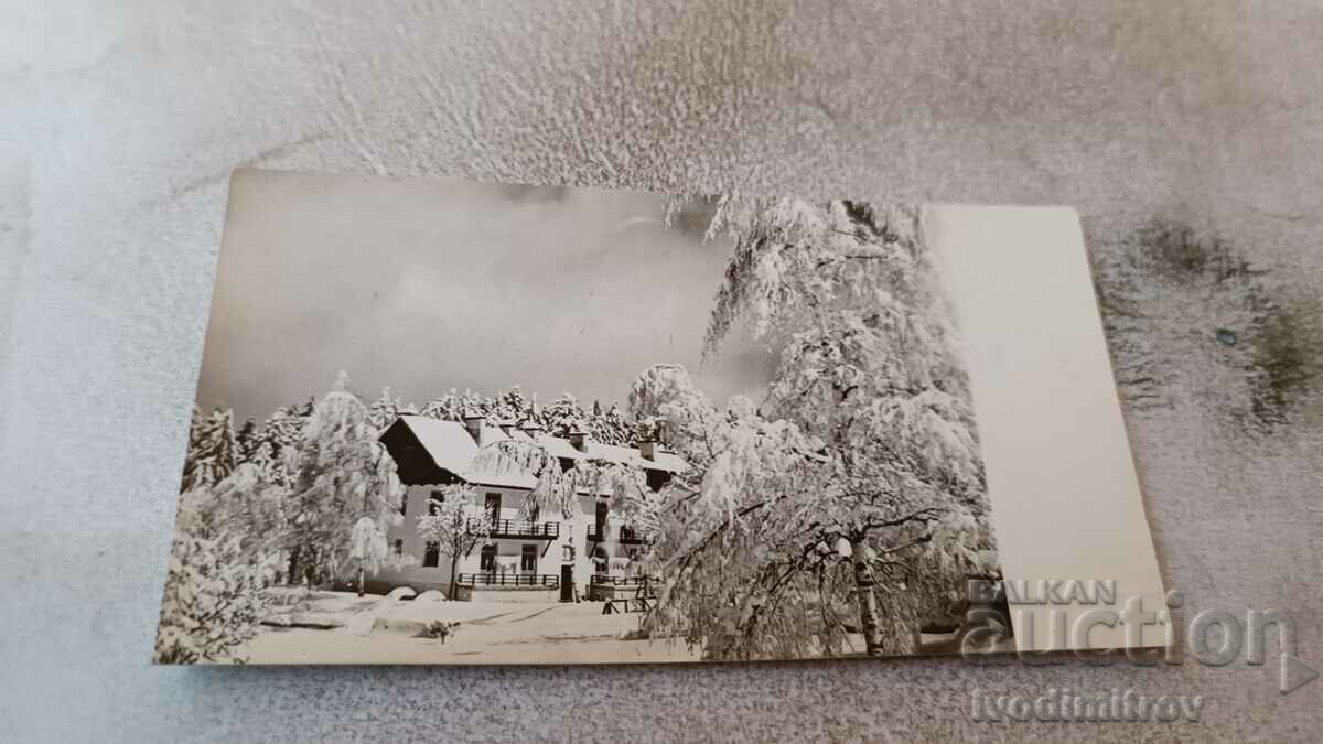 Пощенска картичка Хижа в планината през зимата