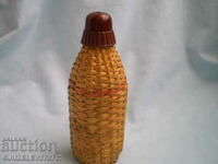 19-ти век Ръчно плетена малка бутилка с дървени пръчици