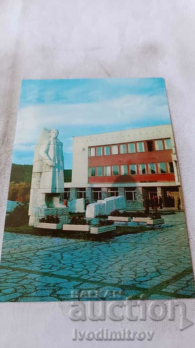Пощенска картичка Разлог Паметникът на Никола Парапунов 1973
