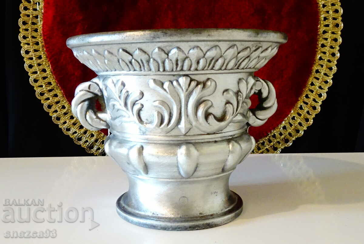 Auction Antique zinc vessel, pot, pot, relief. Auction Antique zinc vessel, pot, pot, relief.