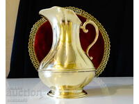 Urcior masiv din bronz pentru vin, relief.