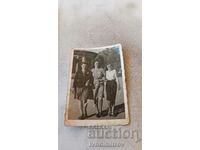 Foto Trei fete tinere în fața Farmaciei