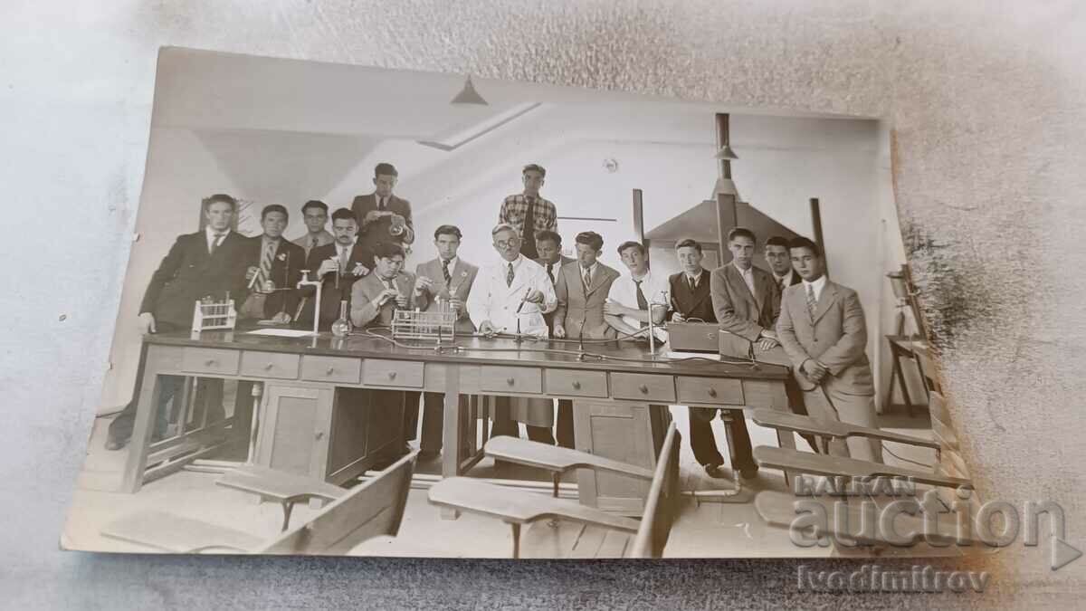 Φωτογραφία Μαθητές με τη δασκάλα τους