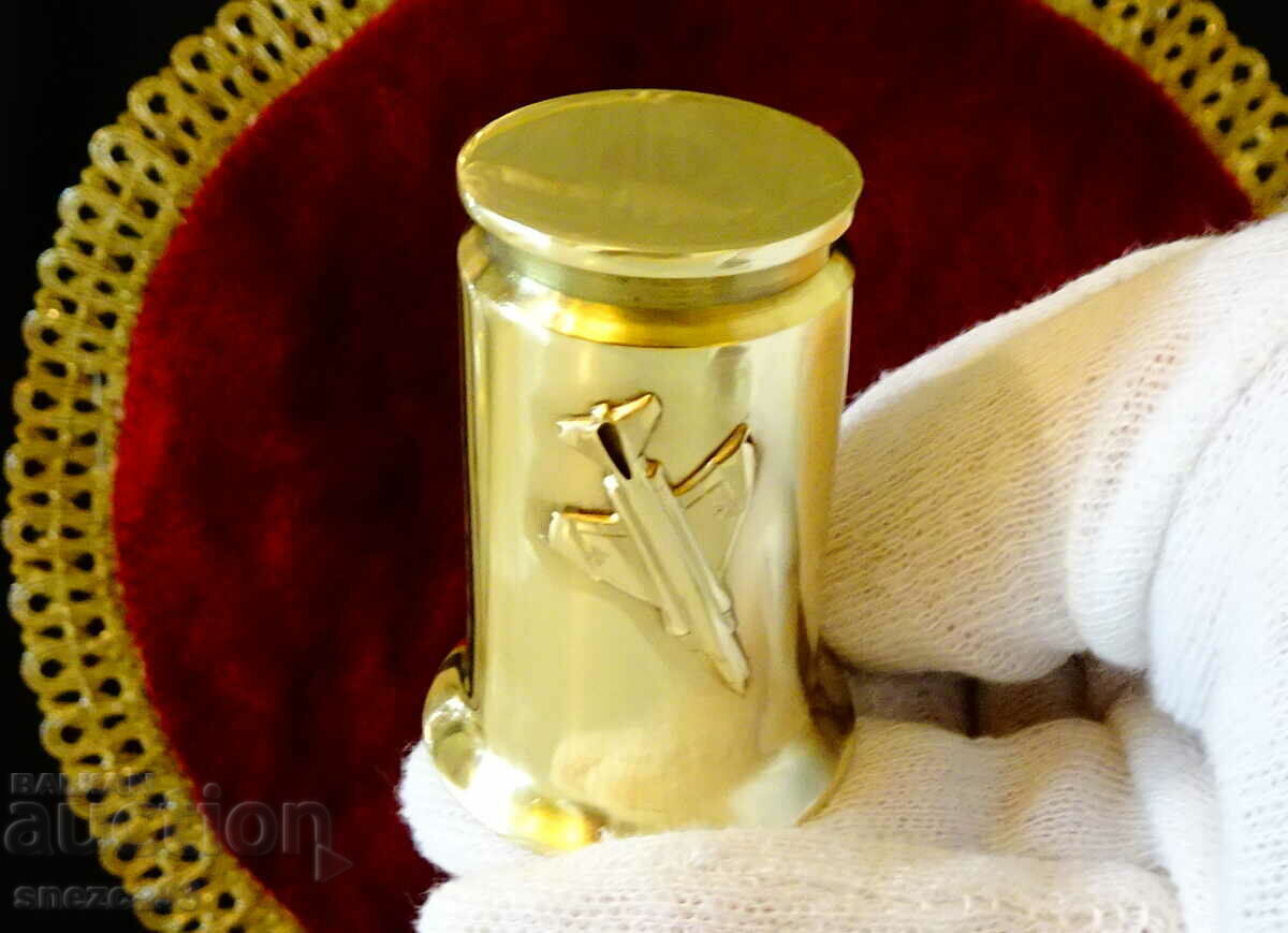 Delivery of F-4 Phantom fighter bronze mug. Delivery of F-4 Phantom fighter bronze mug.