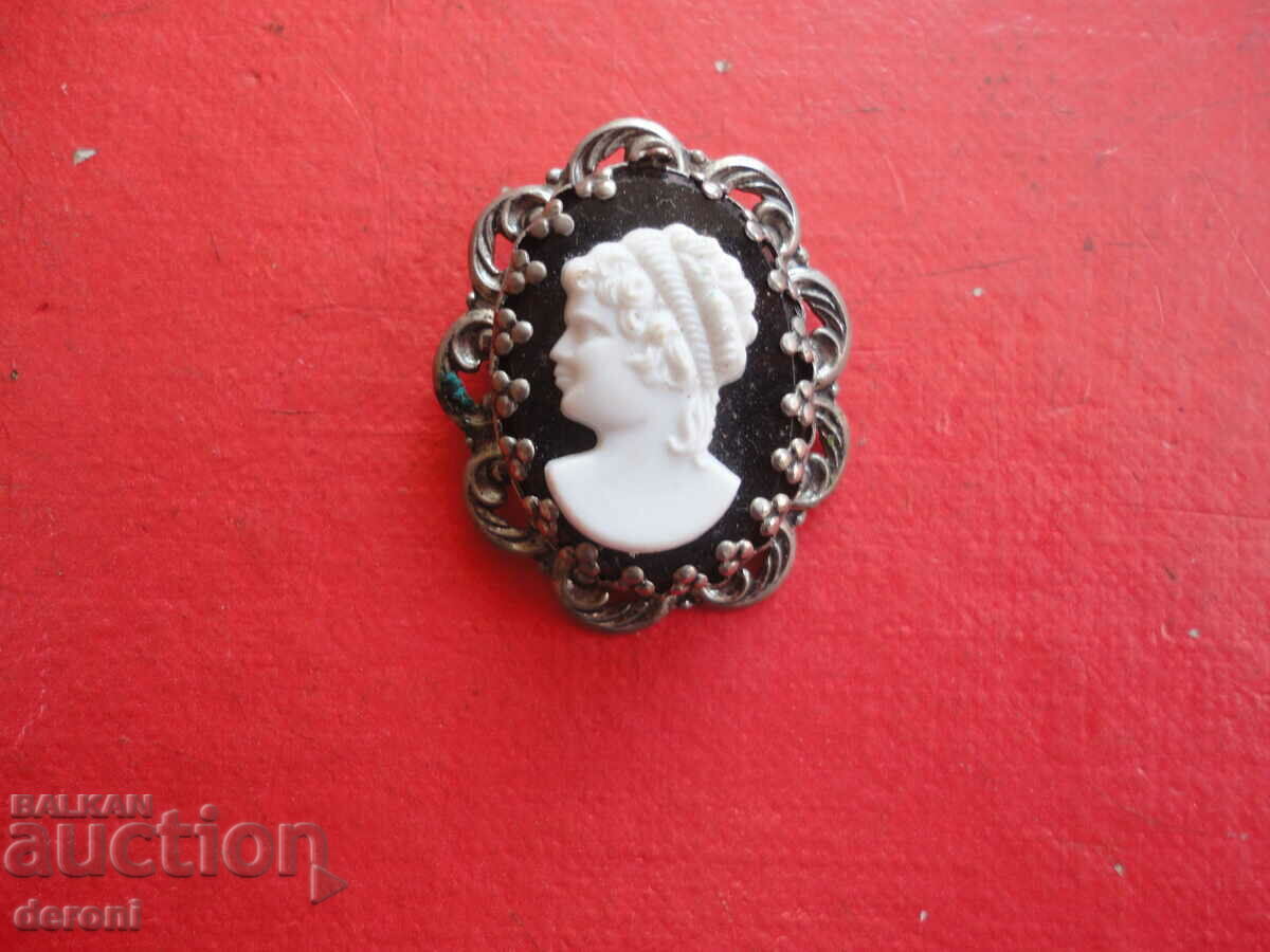 Kamea Brooch with price 10.00 BGN | € 5.11 Kamea Brooch with price 10.00 BGN | € 5.11