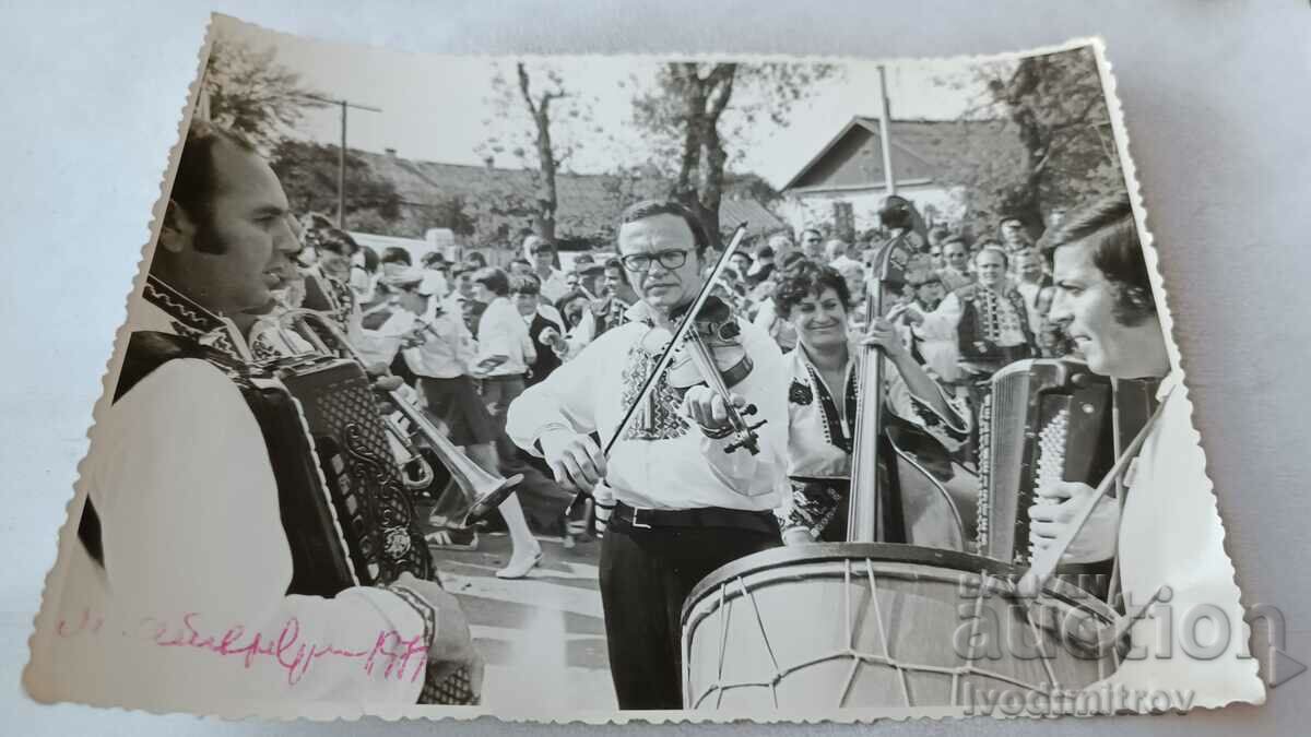 Foto Orchestra pentru muzică populară în piață 1971