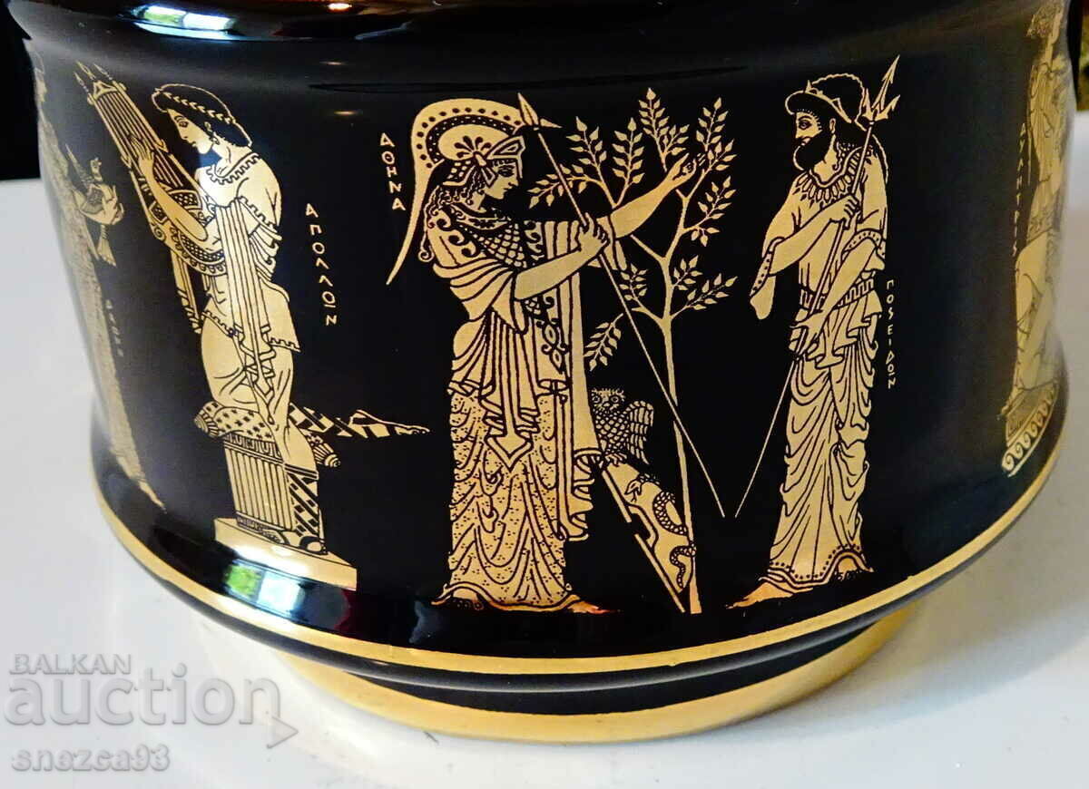 Auction Greek porcelain vase, carafe, 24 karat gold Auction Greek porcelain vase, carafe, 24 karat gold